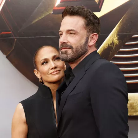 جينيفر لوبيز وبن أفليك في Ovation Hollywood في هوليوود (Jennifer Lopez and Ben Affleck at Ovation Hollywood in Hollywood, California). مصدر الصورة: Michael Tran / AFP
