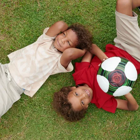 صورة أطفال في ملعب كرة القدم