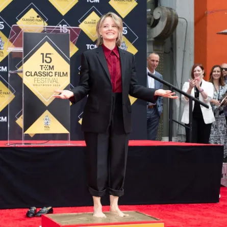 تقديم جودي فوستر كجزء من مهرجان TCM للأفلام الكلاسيكية لعام 2024، في مسرح TCL الصيني في هوليوود (Jodie Foster presented as part of the 2024 TCM Classic Film Festival, at TCL Chinese Theatre in Hollywood). مصدر الصورة: VALERIE MACON / AFP