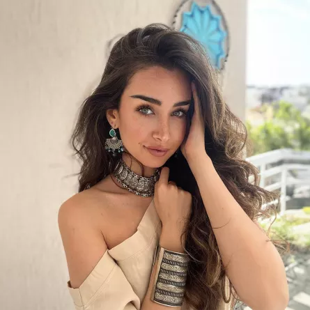 هنا الزاهد بمجوهرات فضية فاخرة