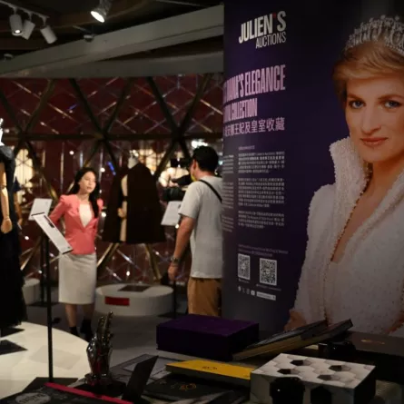 الملابس التي ارتدتها الأميرة ديانا في معاينة إعلامية قبل المزاد الذي نظمته دار جوليانز للمزادات بهونغ كونغ (outfits once worn by Princess Diana at a media preview in Hong Kong). مصدر الصورة: Peter PARKS / AFP