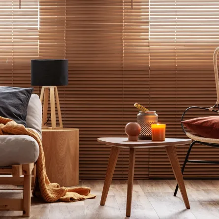 غرفة نوم مزودة بستائر خشبية