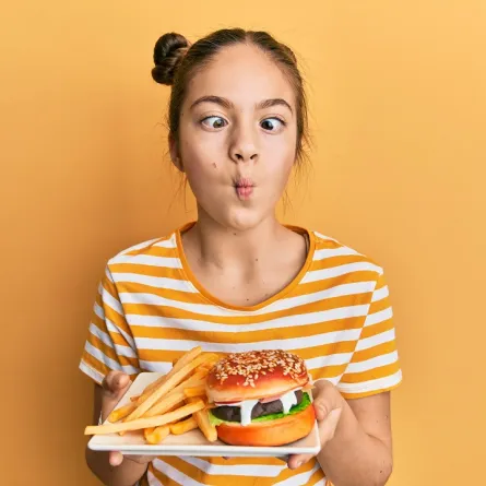 صورة لطفلة تحمل طبق الطعام