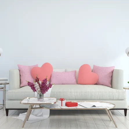 كنبة فاتحة تتصدر غرفة المعيشة