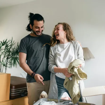 زوجان بالمنزل يساعد كل منهما الآخر في تنظيم بعض الاغراض