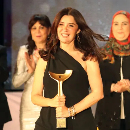 غادة عادل بمجوهرات ذهب عصرية في مهرجان أسوان 2024