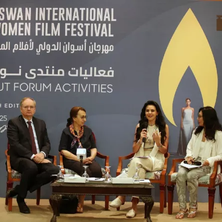 الإعلامية جاسمين طه زكي مع سفير الاتحاد الأوروبي كريستيان برجر وزوجته من ندوة "نوت"- الصورة من المركز الإعلامي لمهرجان أسوان