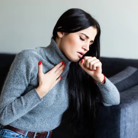 امرأة تعاني من نزلة برد