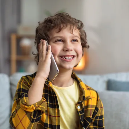 صورة طفل يتكلم بالموبايل