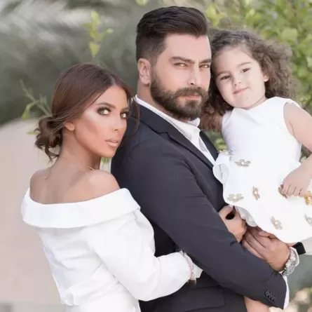 معتصم النهار وزوجته وابنته - الصورة من جلسة تصوير خاصة لـ سيدتي