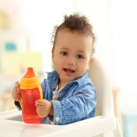 صورة لطفل يحمل كوب