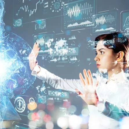 صورة تعبيرية لفتاة أمام الشاشة 