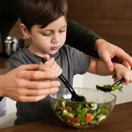 صورة لطفل يتناول السلطة