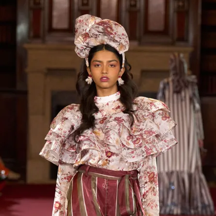 بلوزة مزينة بطبعات الورود من جاروم Jarum - الصورة من Launchmetrics/Spotlight ©