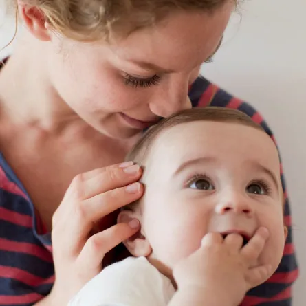 صورة حامل تحمل ابنها