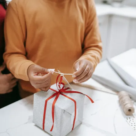 تفسير حلم الهدية من شخص معروف 