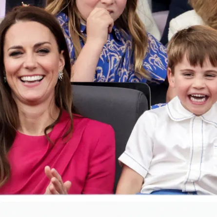كاثرين وابنها الأمير لويس خلال مسابقة ملكة البلاتين في لندن (Catherine and her son Prince Louis during the Platinum Pageant in London). مصدر الصورة: Chris Jackson / POOL / AFP
