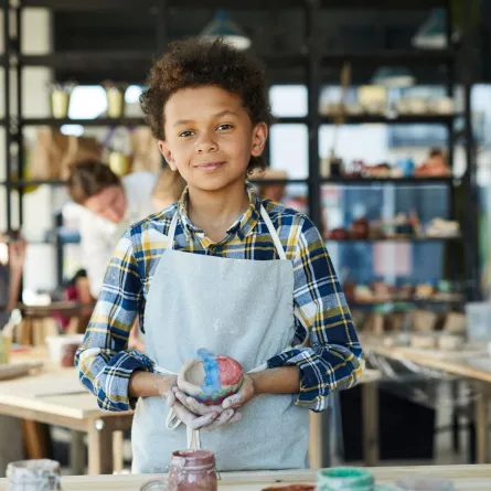 صورة طفل مع الحرف اليدوية