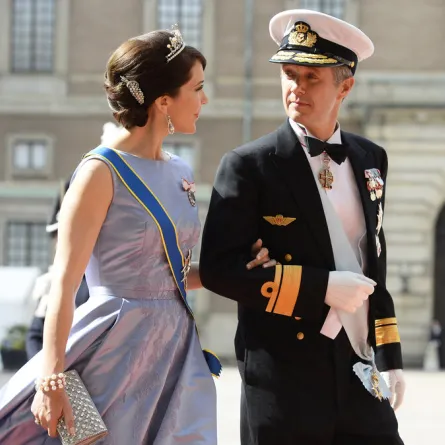 الأمير فريدريك والأميرة ماري Princess Mary of Denmark and Prince Frederik في السويد عام 2015 "الصورة قبل توليهما العرش" (مصدر الصورة: JONATHAN NACKSTRAND / AFP)