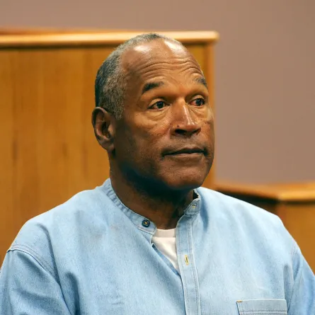 أو جي سيمبسون في مركز لوفلوك الإصلاحي في لوفلوك، نيفادا (O.J. Simpson at Lovelock Correctional Center in Lovelock, Nevada). مصدر الصورة: Jason Bean-Pool/Getty Images/AFP 