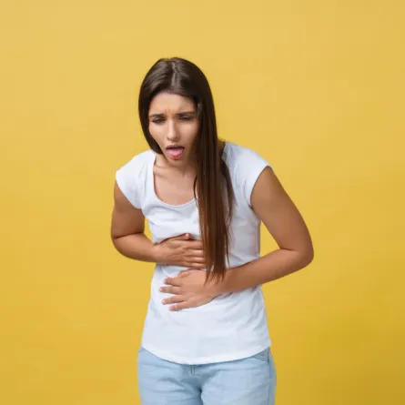 امرأة تشعر بالرغبة في القيء بسبب التسمم