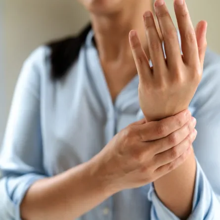 صورة لامرأة تشعر بألم في اليد