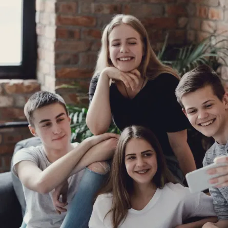 صورة لمجموعة من المراهقين