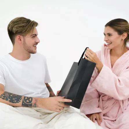 زوجة تهدي زوجها هدية