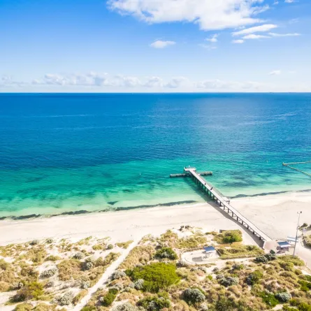 لقطة لأحد شواطئ مدينة بيرث