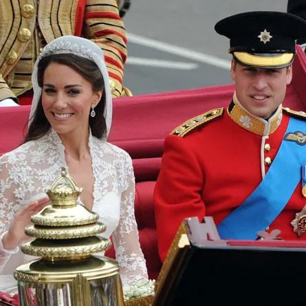 الأمير ويليام وزوجته كيت على طول طريق الموكب إلى قصر باكنغهام، في لندن (Prince William and his wife Kate along the Processional Route to Buckingham Palace, in London). مصدر الصورة: AFP PHOTO/GERARD JULIEN
