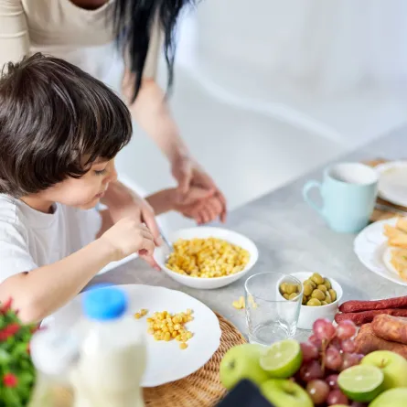 صورة طفل يأكل