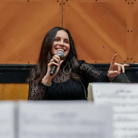 امال ماهر في بروفات حفلها القادم ب جدة -الصورة من المركز الاعلامي ل بنش مارك