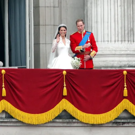 الأمير وليام وزوجته كيت على شرفة قصر باكنغهام (Prince William and his wife Kate on the balcony of Buckingham Palace). مصدر الصورة: GEOFF CADDICK / AFP