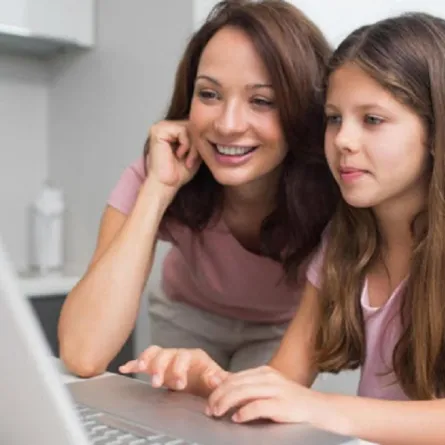 صورة لطفلة وأمها أمام الشاشة