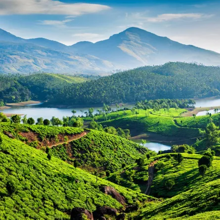 مونار هي موطن للعديد من مناطق الجذب الطبيعية 