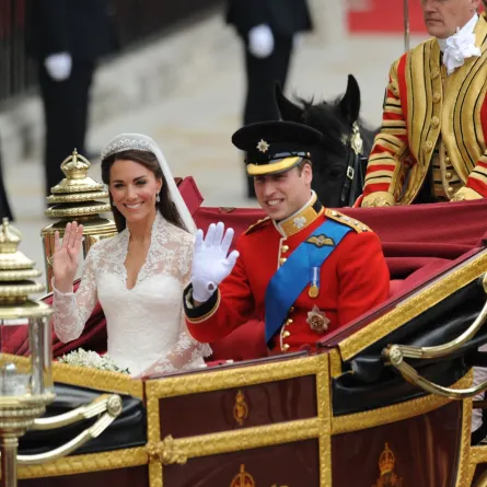 الأمير ويليام وزوجته كيت على طول طريق الموكب إلى قصر باكنغهام، في لندن (Prince William and his wife Kate along the Processional Route to Buckingham Palace, in London). مصدر الصورة: BEN STANSALL / AFP
