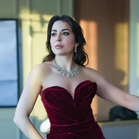 سارة أبي كنعان بفستان أحمر داكن - الصورة من حسابها على إنستغرام