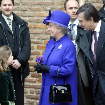 الملكة إليزابيث الثانية Queen Elisabeth (وسط)، يحيط بها فيليب دوست بلازي (يمين) وعمدة تولوز(مصدر الصورة: ERIC CABANIS / AFP POOL)