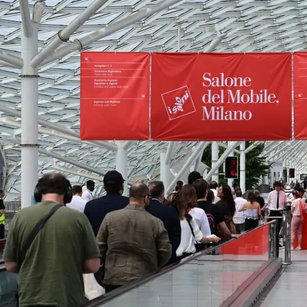 "صالون ديل موبيل" Photo by Miguel MEDINA / AFP