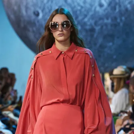  بلوزة بأكمام مفتوحة من إيلي صعب - مصدر الصورة من Launchmetrics/Spotlight ©