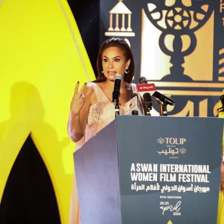 هندي صبري تلقي كلمة في حفل إفتتاح مهرجان أسوان الدولي لأفلام المرأة بدورته الثامنة، مصدر الصورة:Mohamed Elshahed/Anadolu via Getty Images)