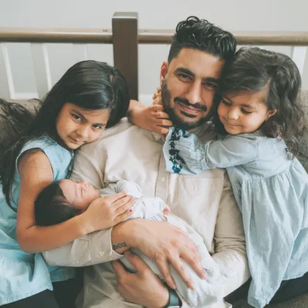 صورة أب واطفاله