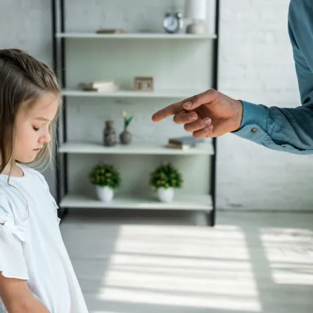 صورة أم توبخ ابنتها