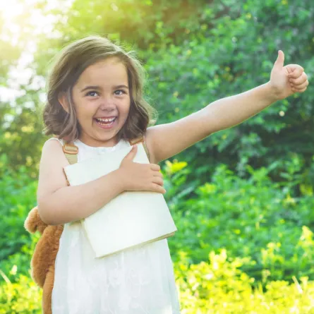 صورة طفلة سعيدة وناجحة