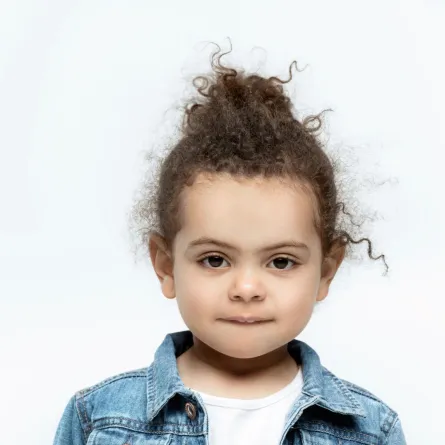 صورة طفلة ذات شعر مجعد