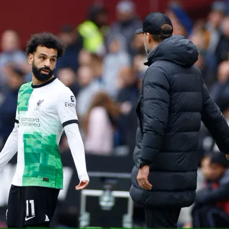 Soccer Football - Premier League - West Ham United v Liverpool - London Stadium, London, Britain - April 27, 2024 Liverpool's Mohamed Salah talks to manager Juergen Klopp after being substituted Action Images via Reuters/John Sibley