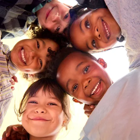 صورة أطفال يمرحون