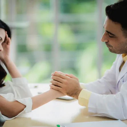 صورة امرأة عند الطبيب