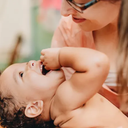 صورة مولود وامه