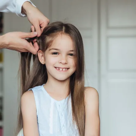 صورة فتاة تسرح شعرها